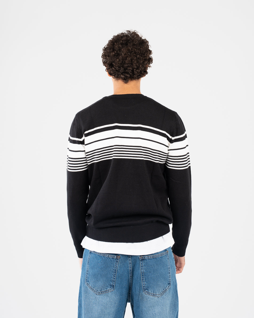 بلوفر رجالي برقبة دائرية