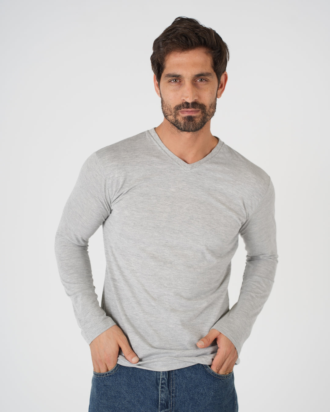 تي شيرت سادة برقبة V