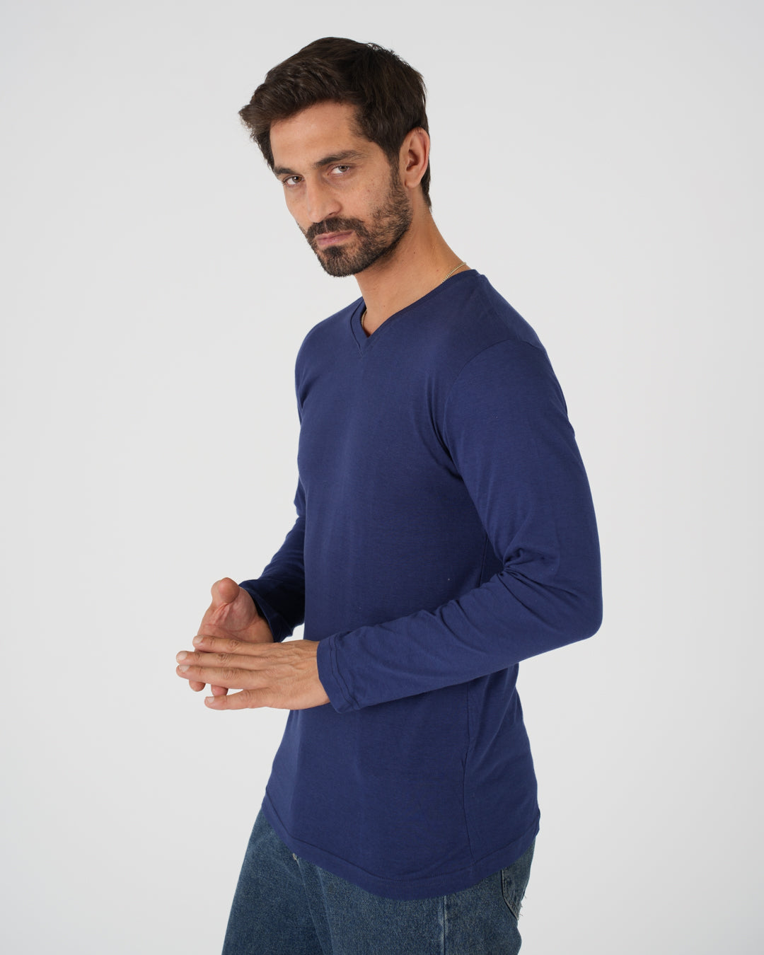 تي شيرت سادة برقبة V