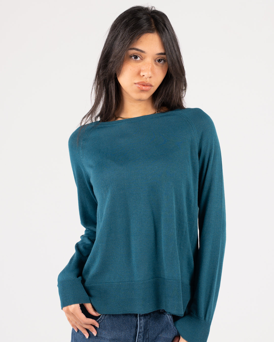 بلوفر نسائي أساسي برقبة دائرية