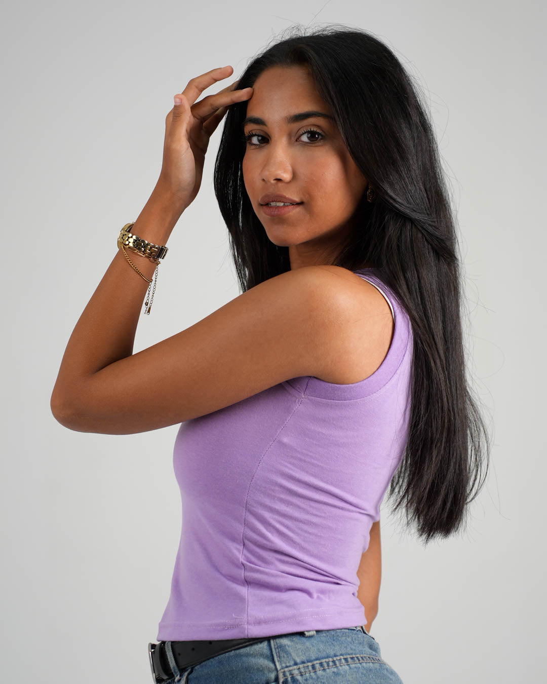 توب نسائي أساسي بدون أكمام