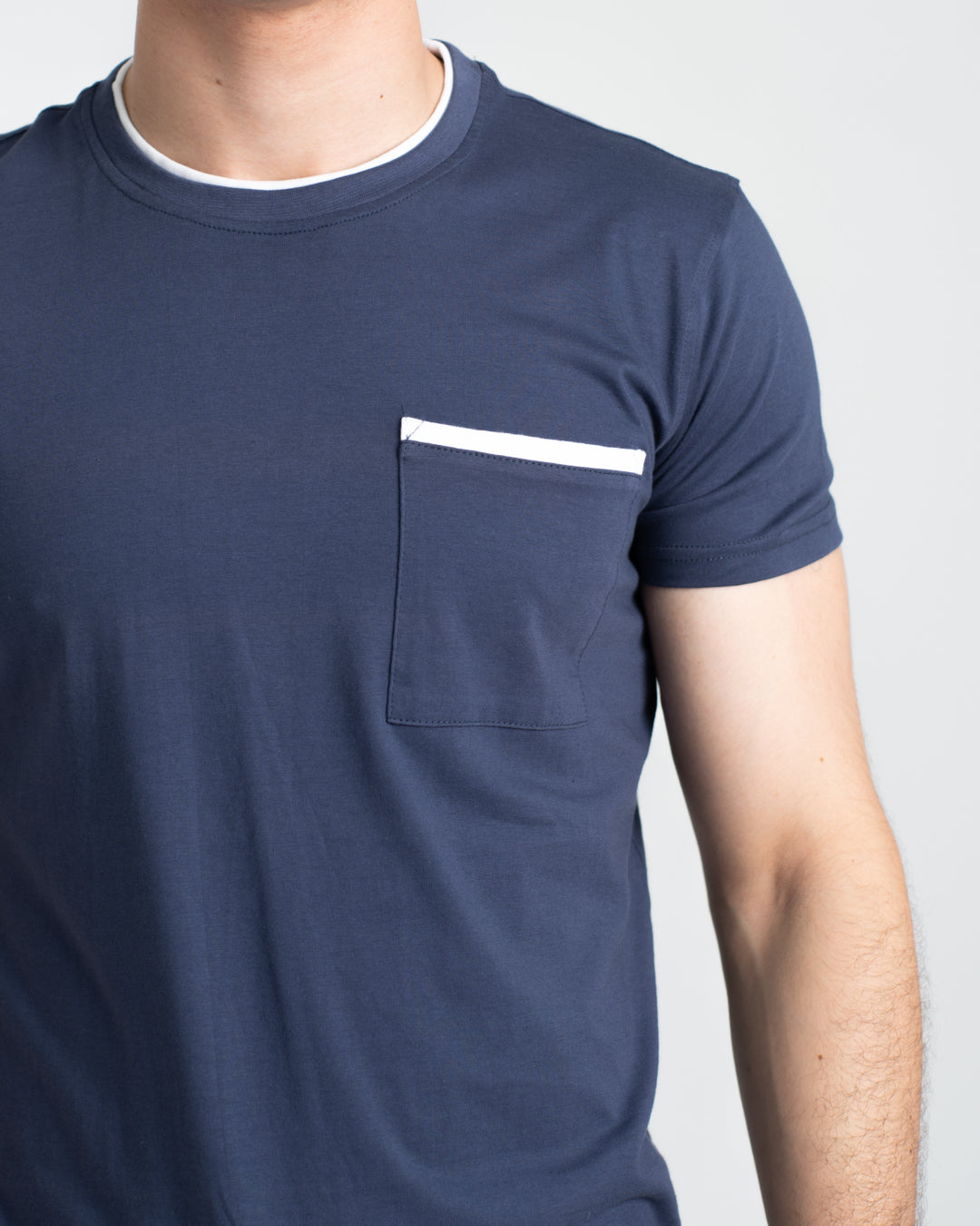 تي شيرت رجالي بأكمام قصيرة وجيب