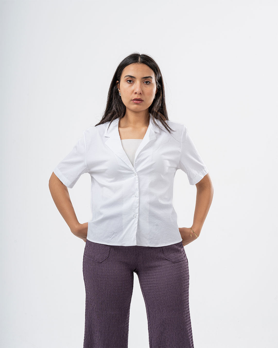 بلوزة نسائية بأكمام نصفية