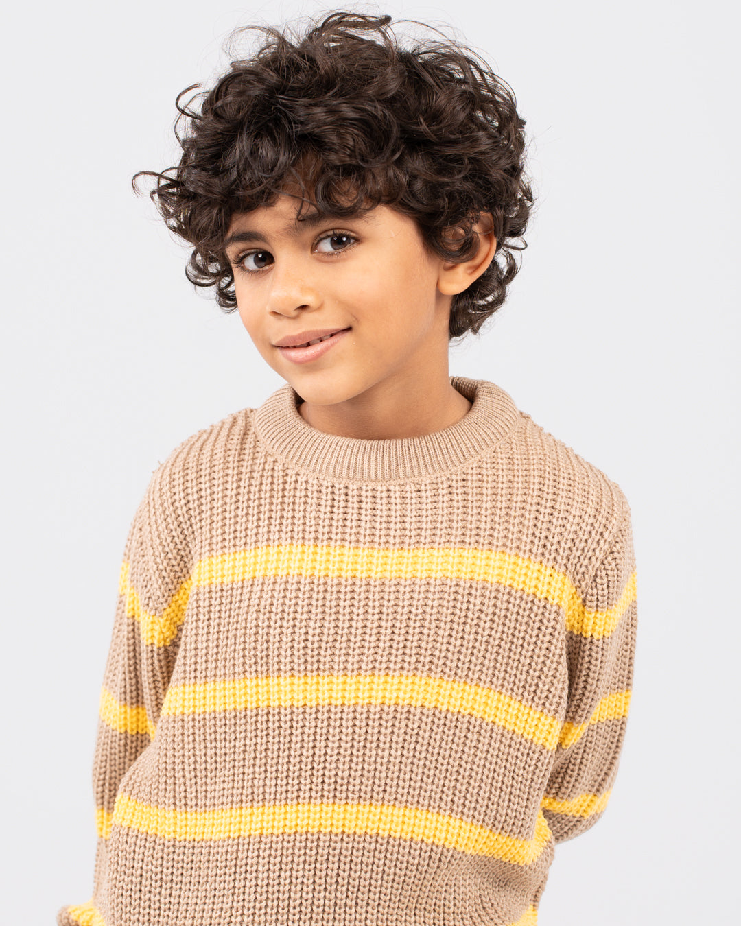 بلوفر مخطط برقبة دائرية