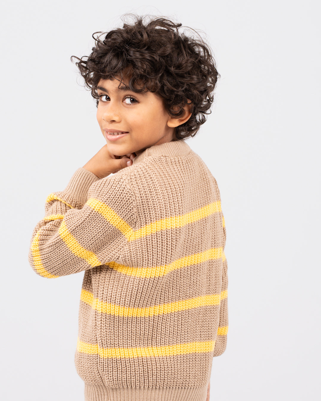 بلوفر مخطط برقبة دائرية