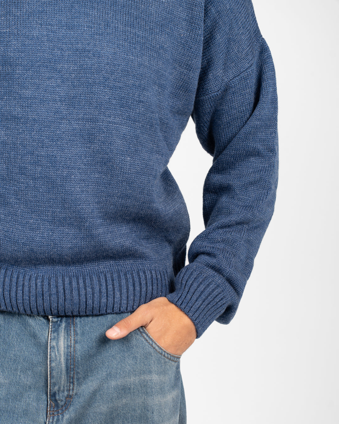 بلوفر رجالي برقبة دائرية