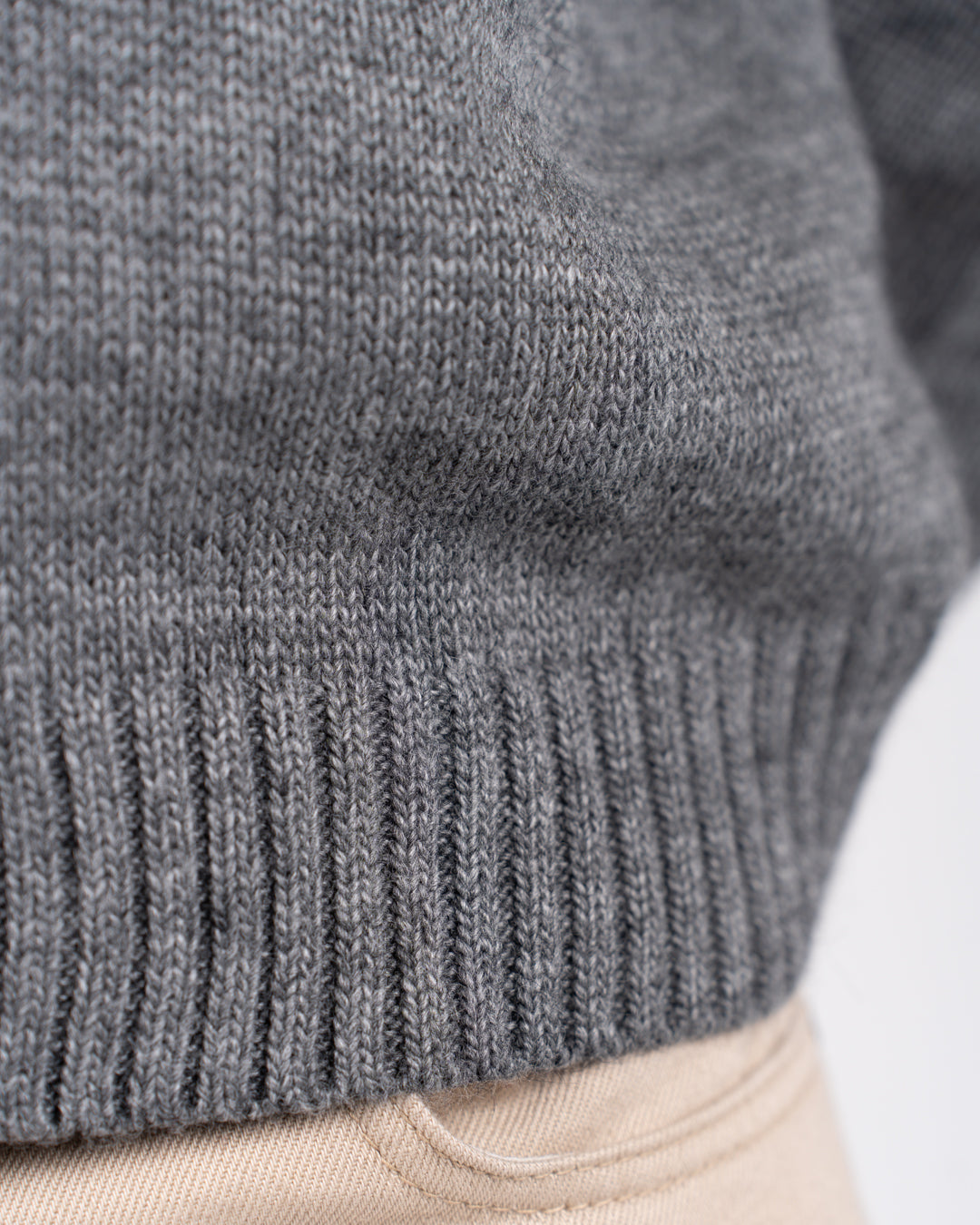 بلوفر رجالي برقبة دائرية