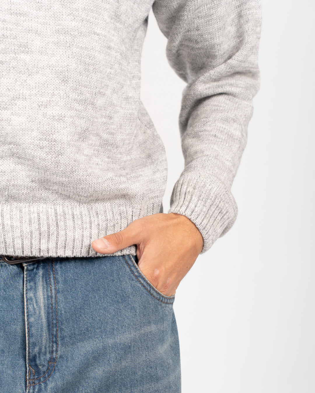 بلوفر رجالي برقبة دائرية