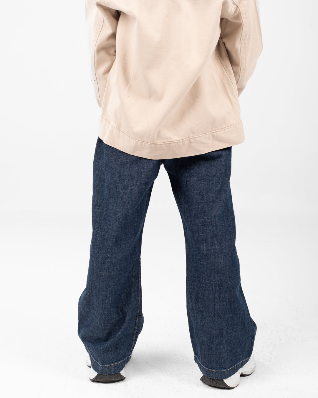 بنطال جينز واسع الساق