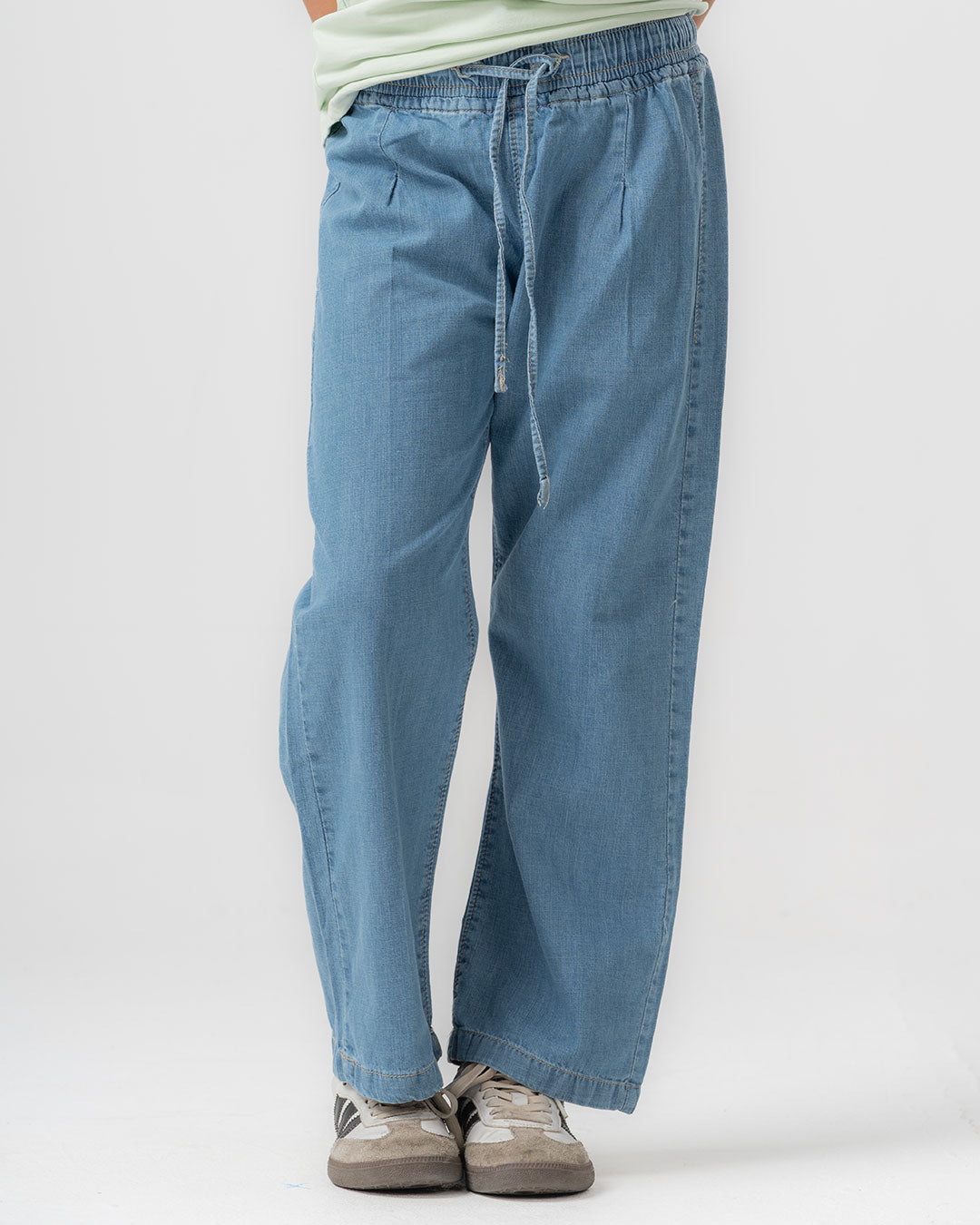 بنطال جينز واسع الساق