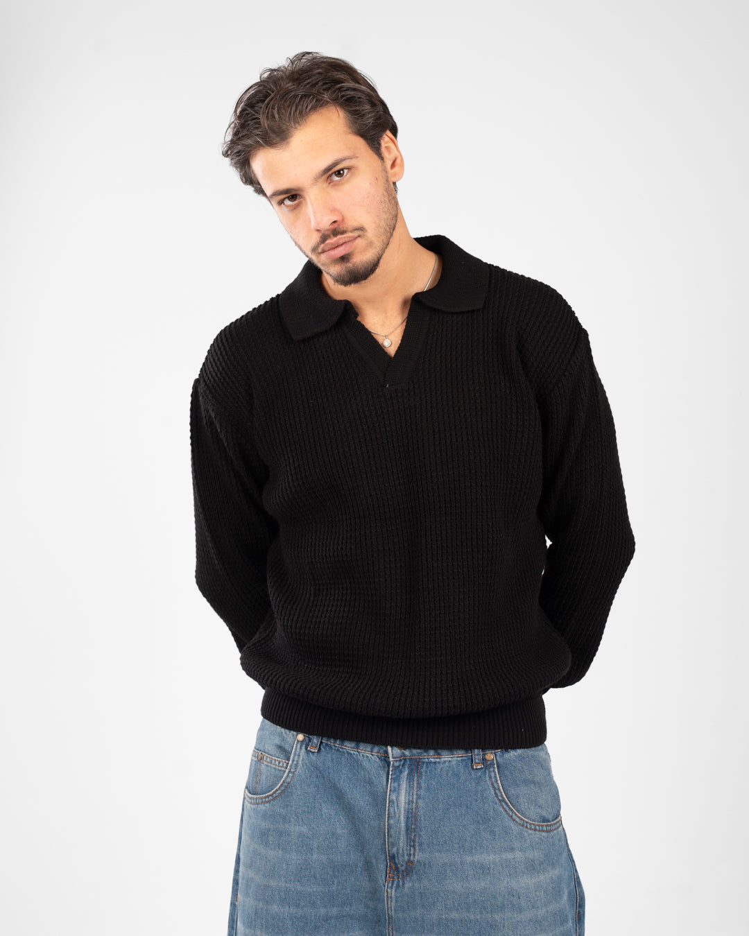 بلوفر رجالي أساسي ذو ياقة