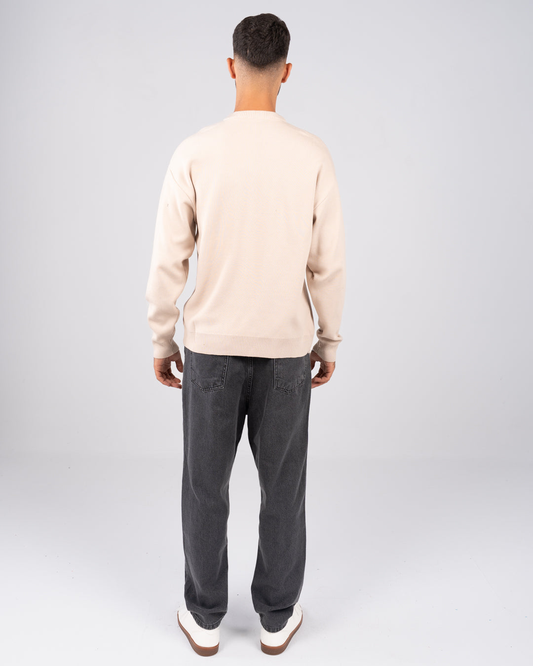 بلوفر رجالي برقبة دائرية