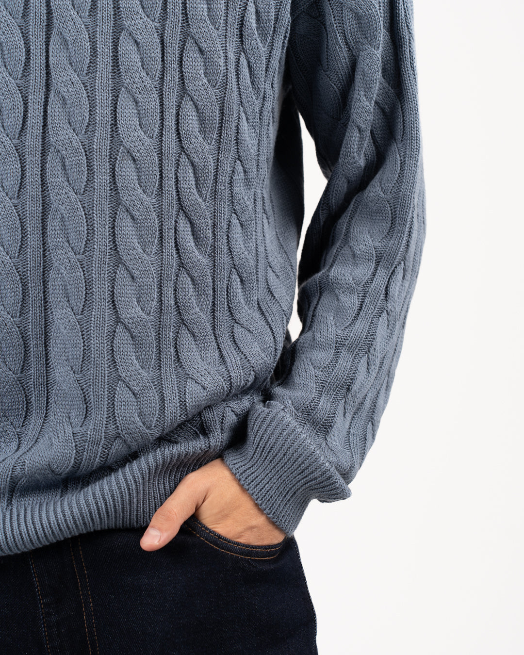 سترة رجالية مضفرة برقبة دائرية