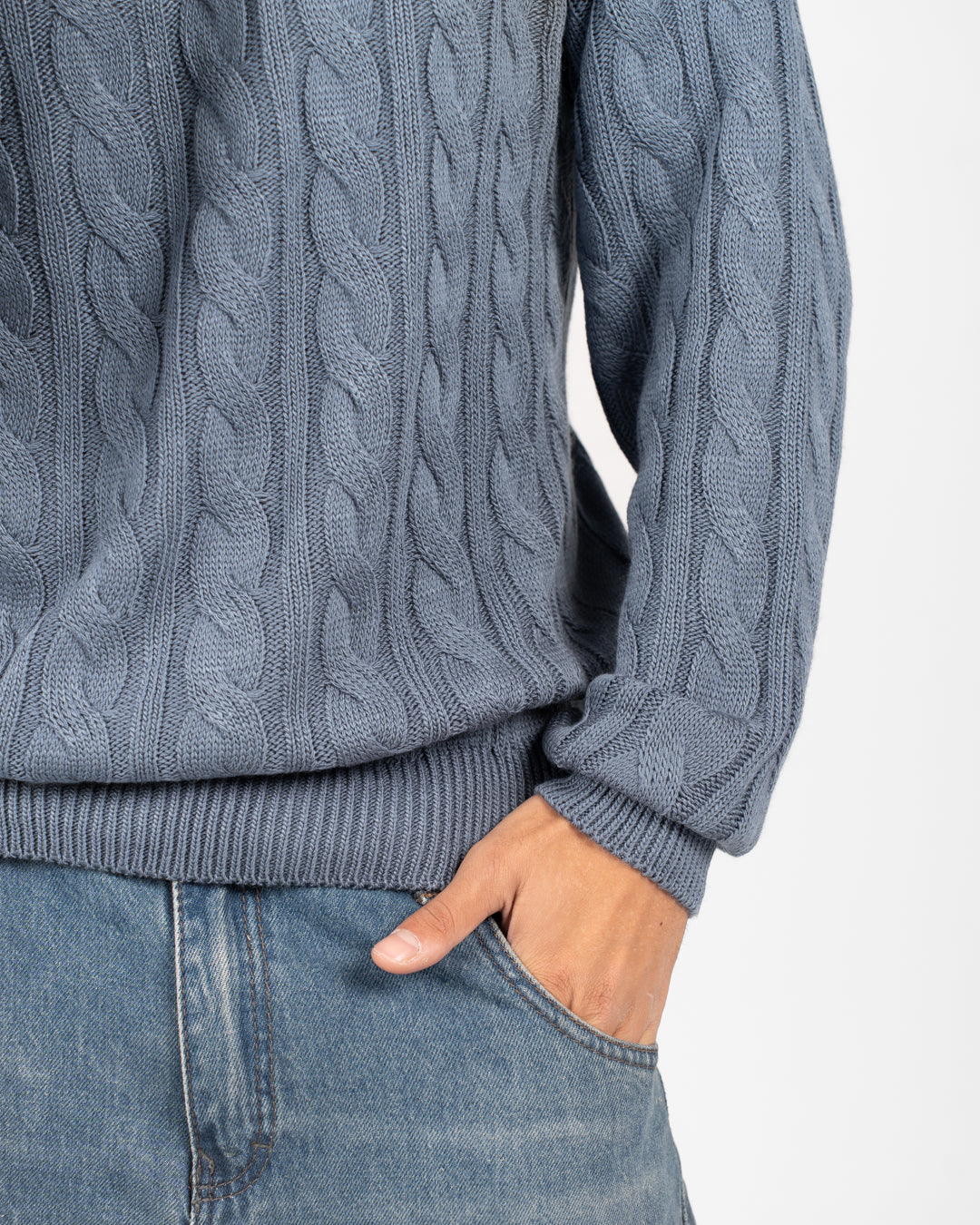 سترة رجالية مضفرة برقبة دائرية