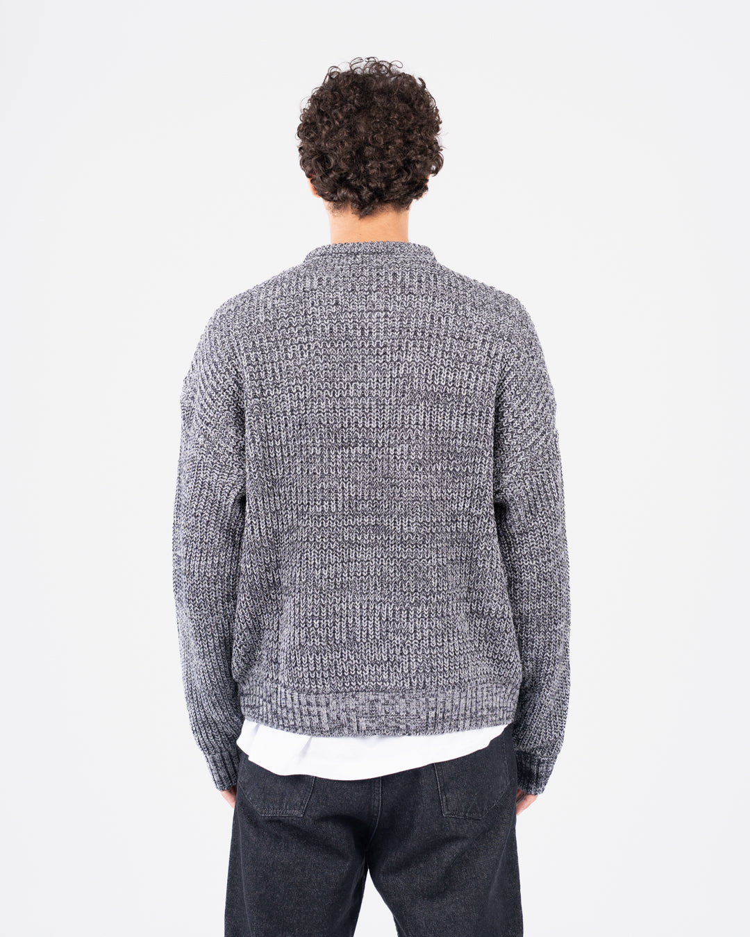 سترة رجالية محبوكة برقبة دائرية