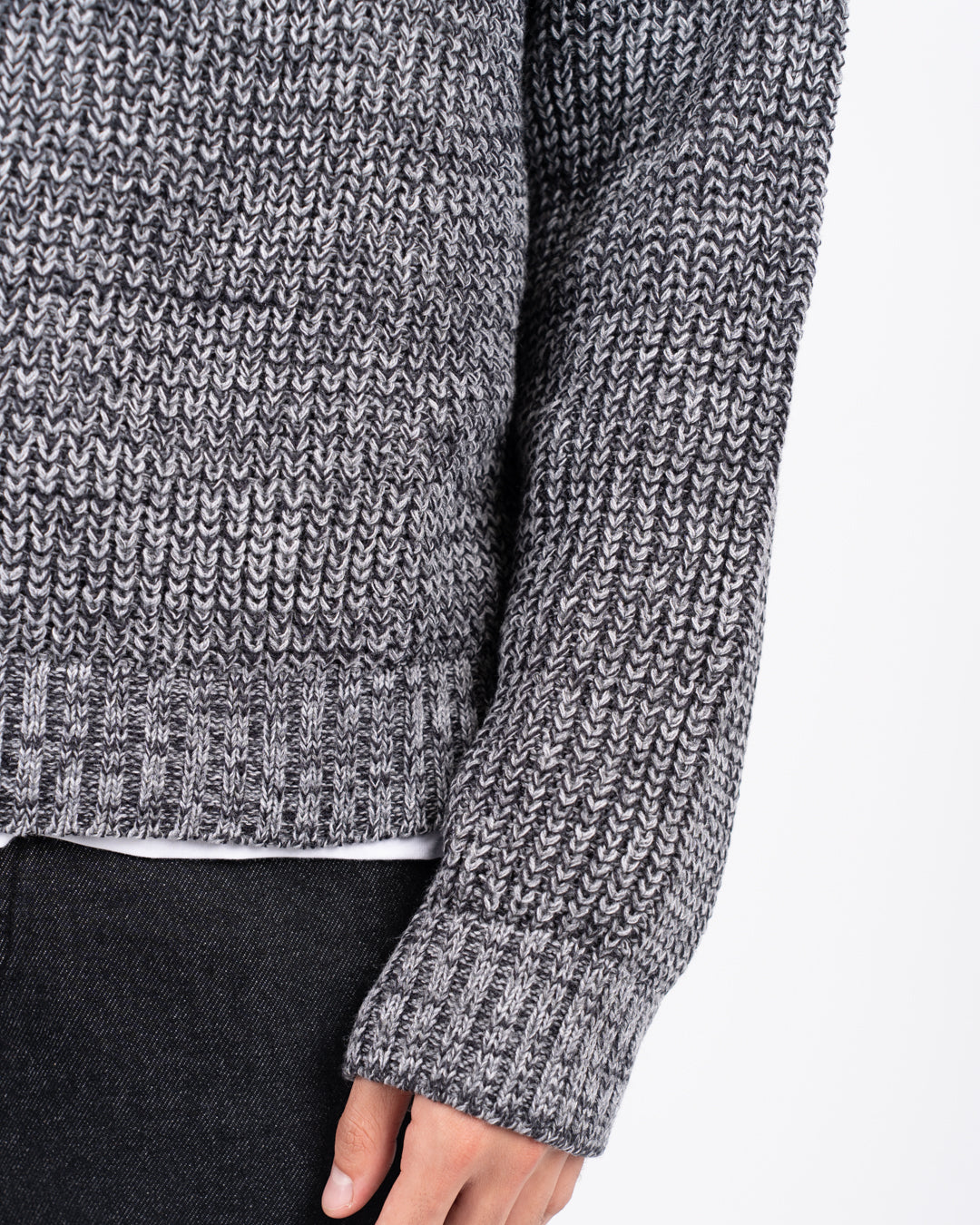 سترة رجالية محبوكة برقبة دائرية