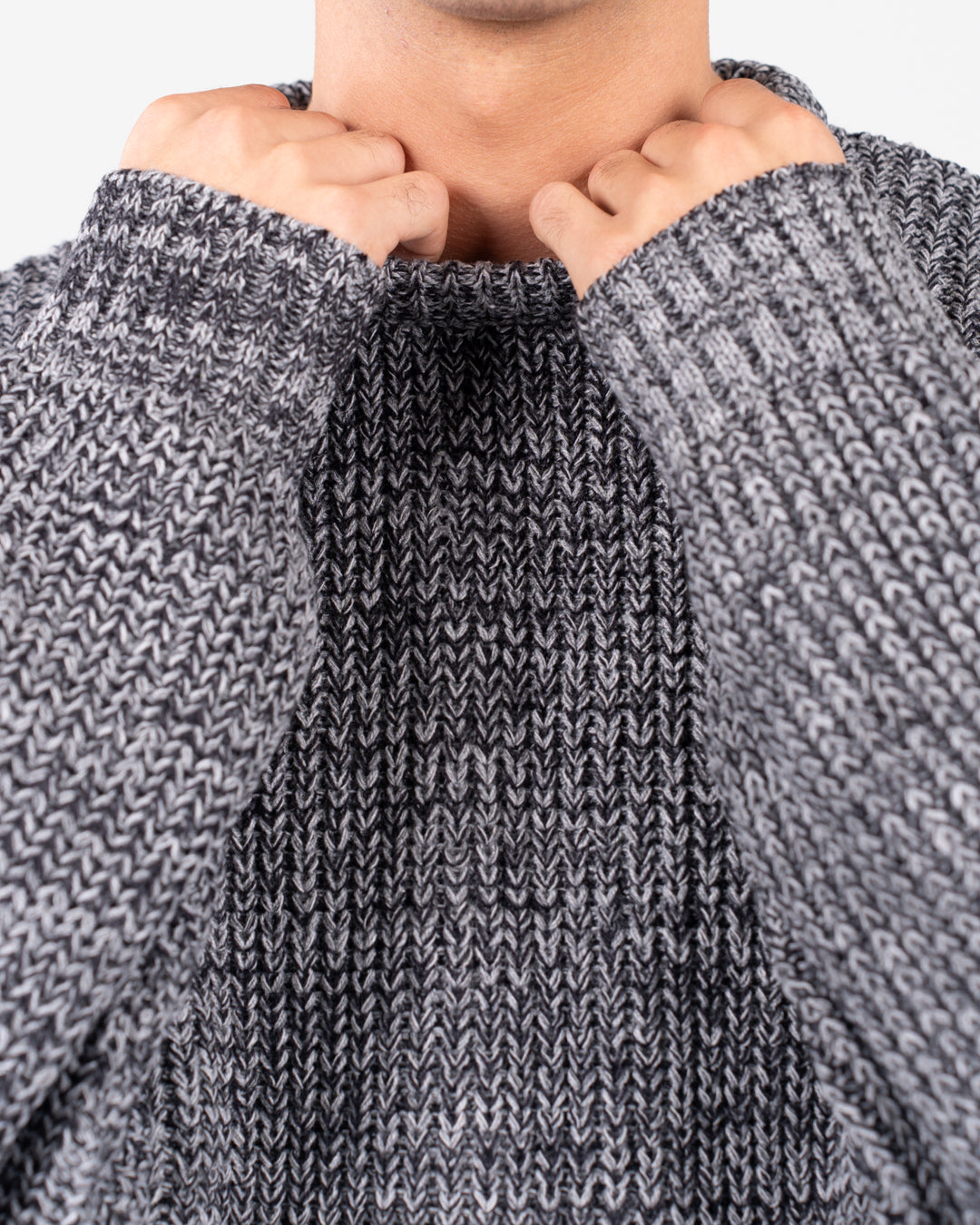 سترة رجالية محبوكة برقبة دائرية