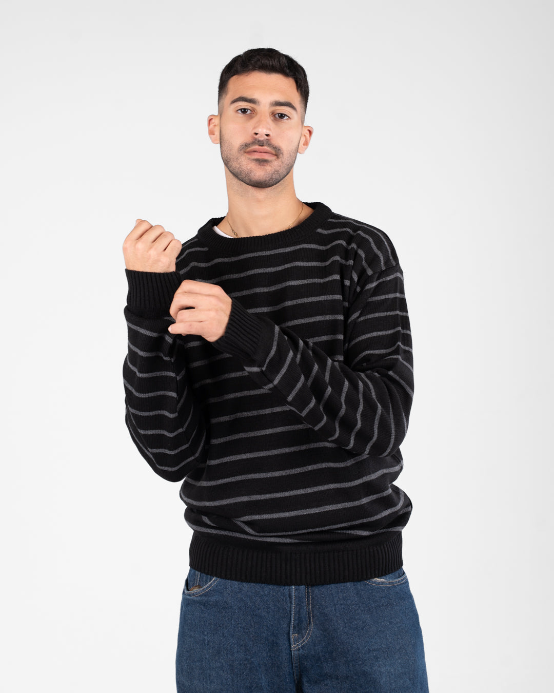 سترة رجالية مخططة برقبة دائرية