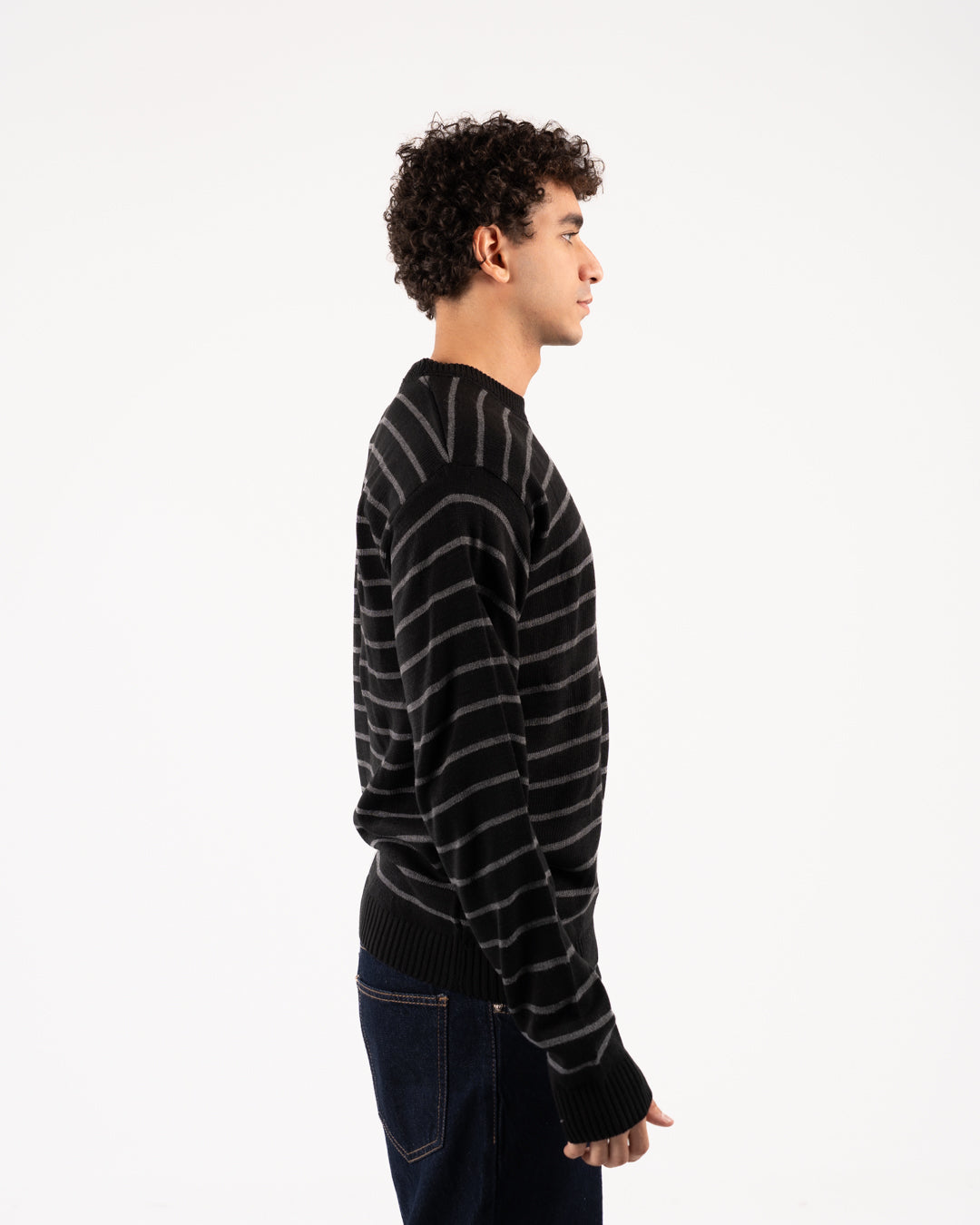 سترة رجالية مخططة برقبة دائرية