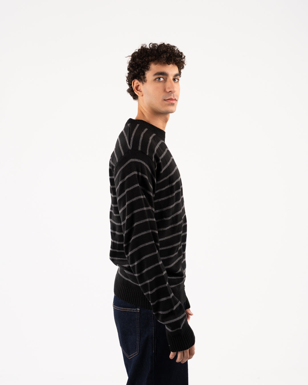 سترة رجالية مخططة برقبة دائرية