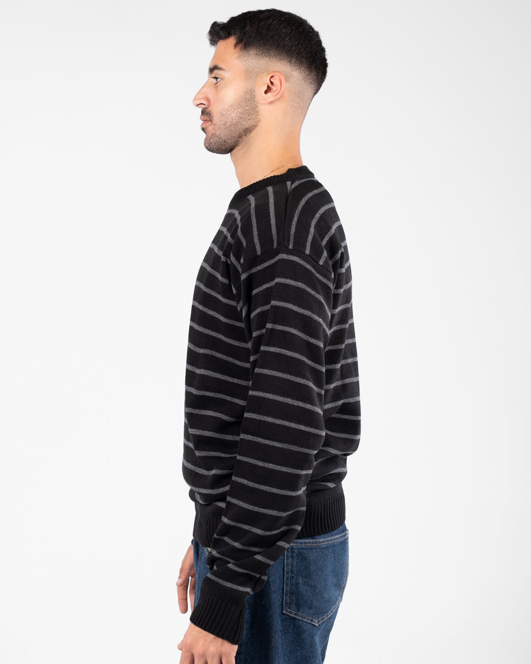 سترة رجالية مخططة برقبة دائرية