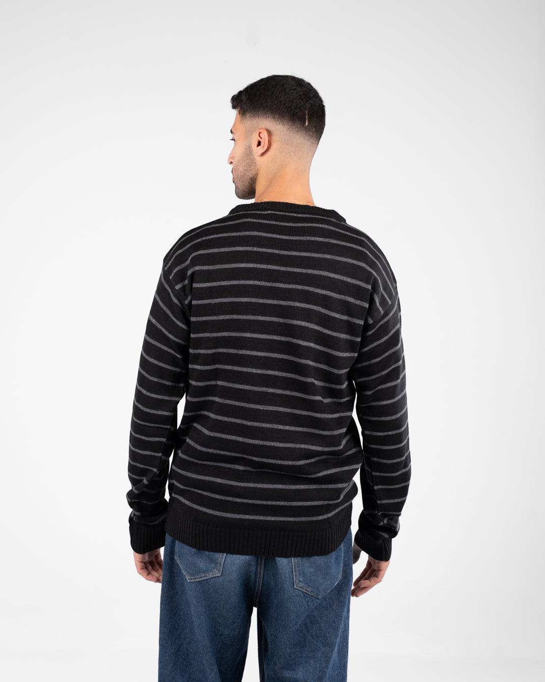 سترة رجالية مخططة برقبة دائرية