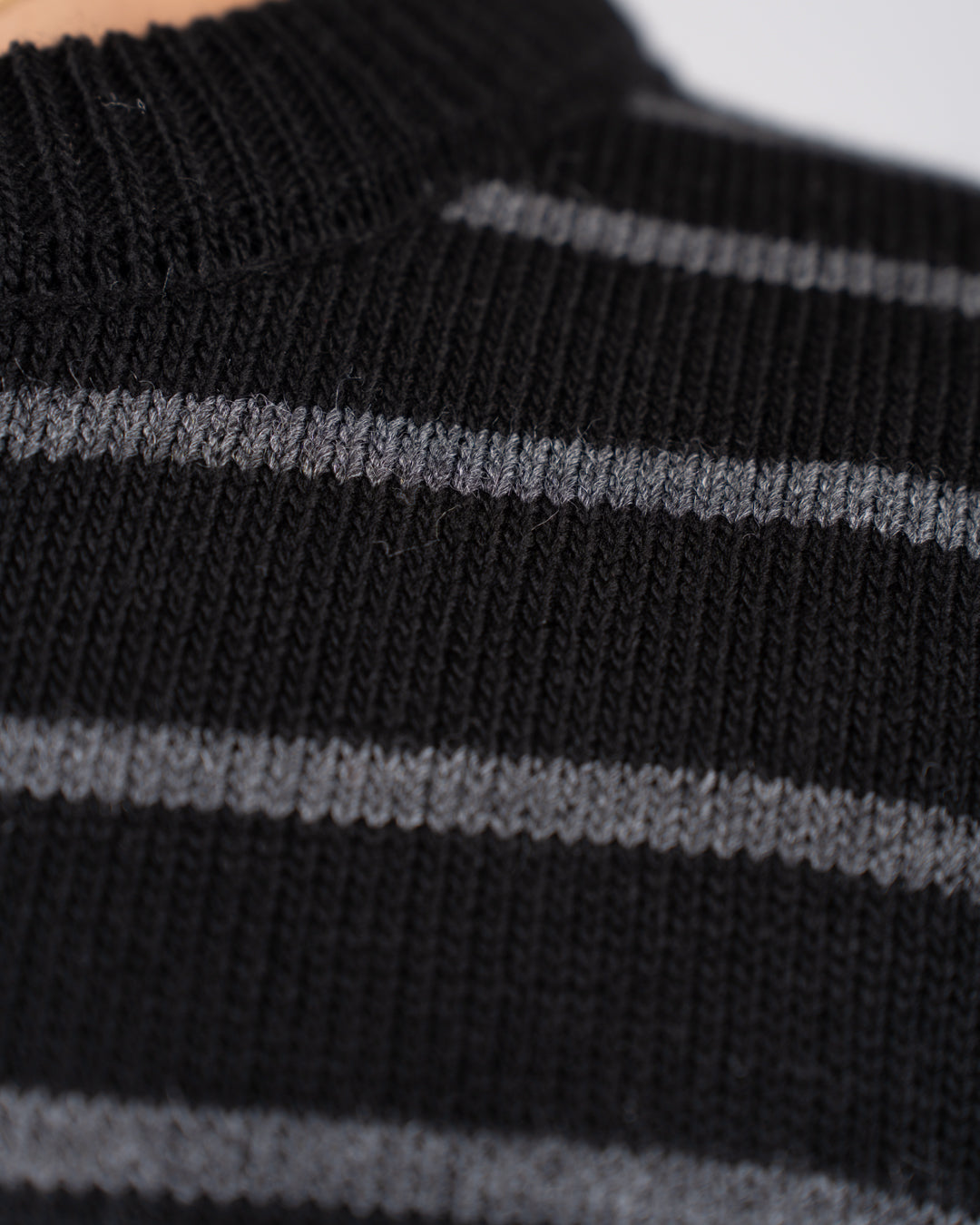 سترة رجالية مخططة برقبة دائرية