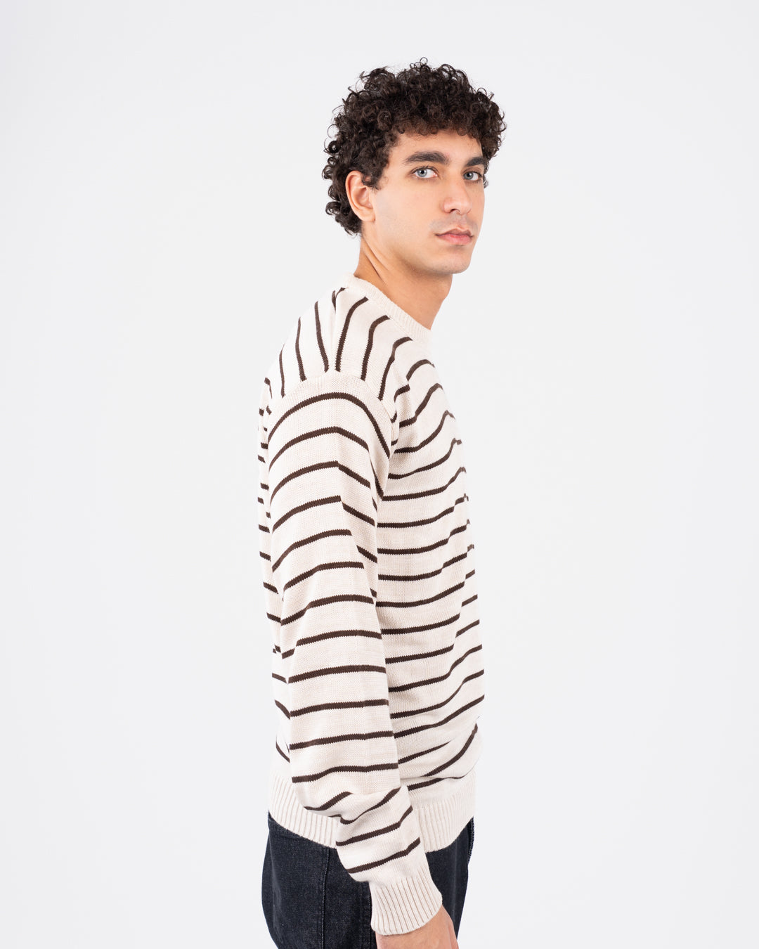 سترة رجالية مخططة برقبة دائرية