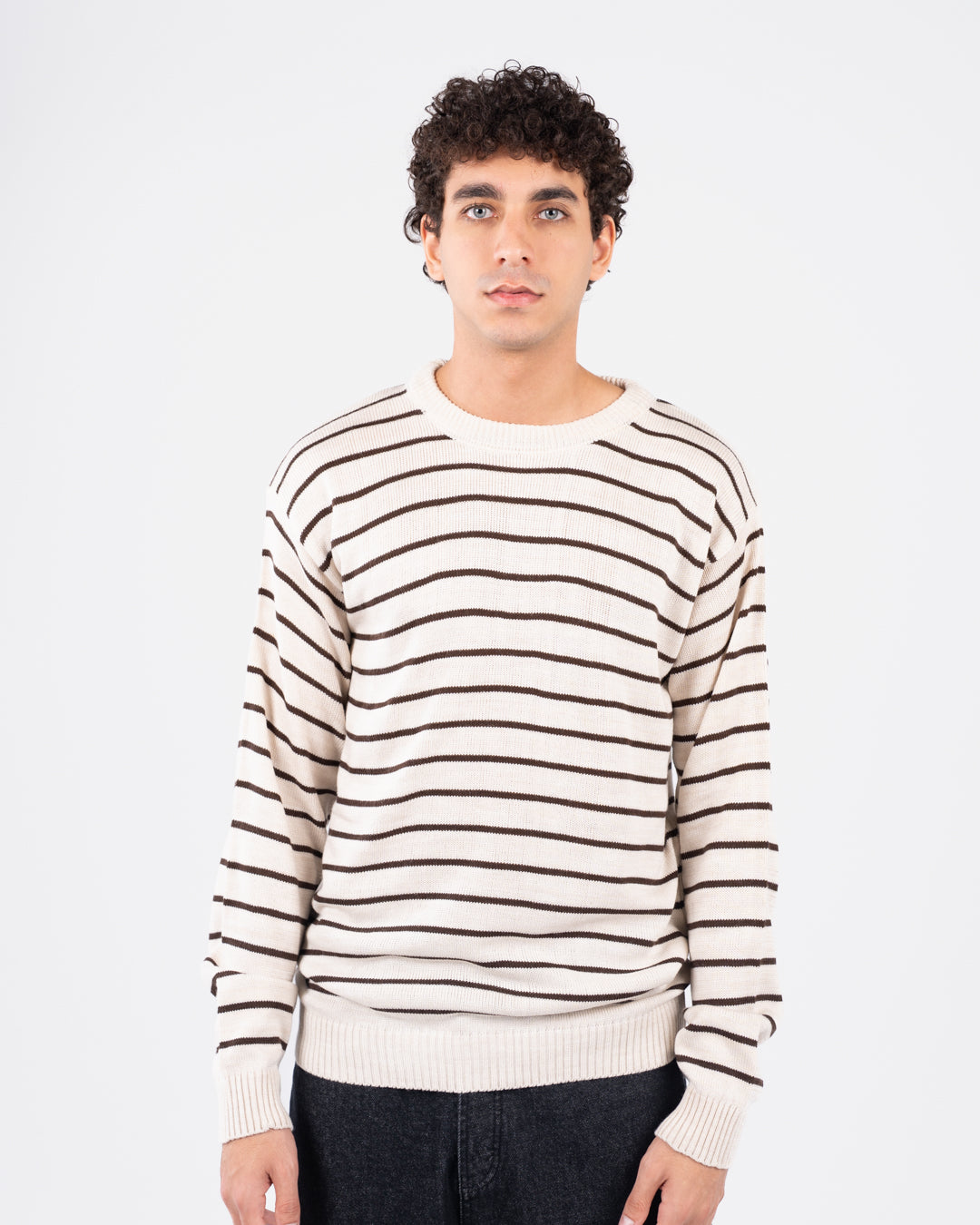 سترة رجالية مخططة برقبة دائرية