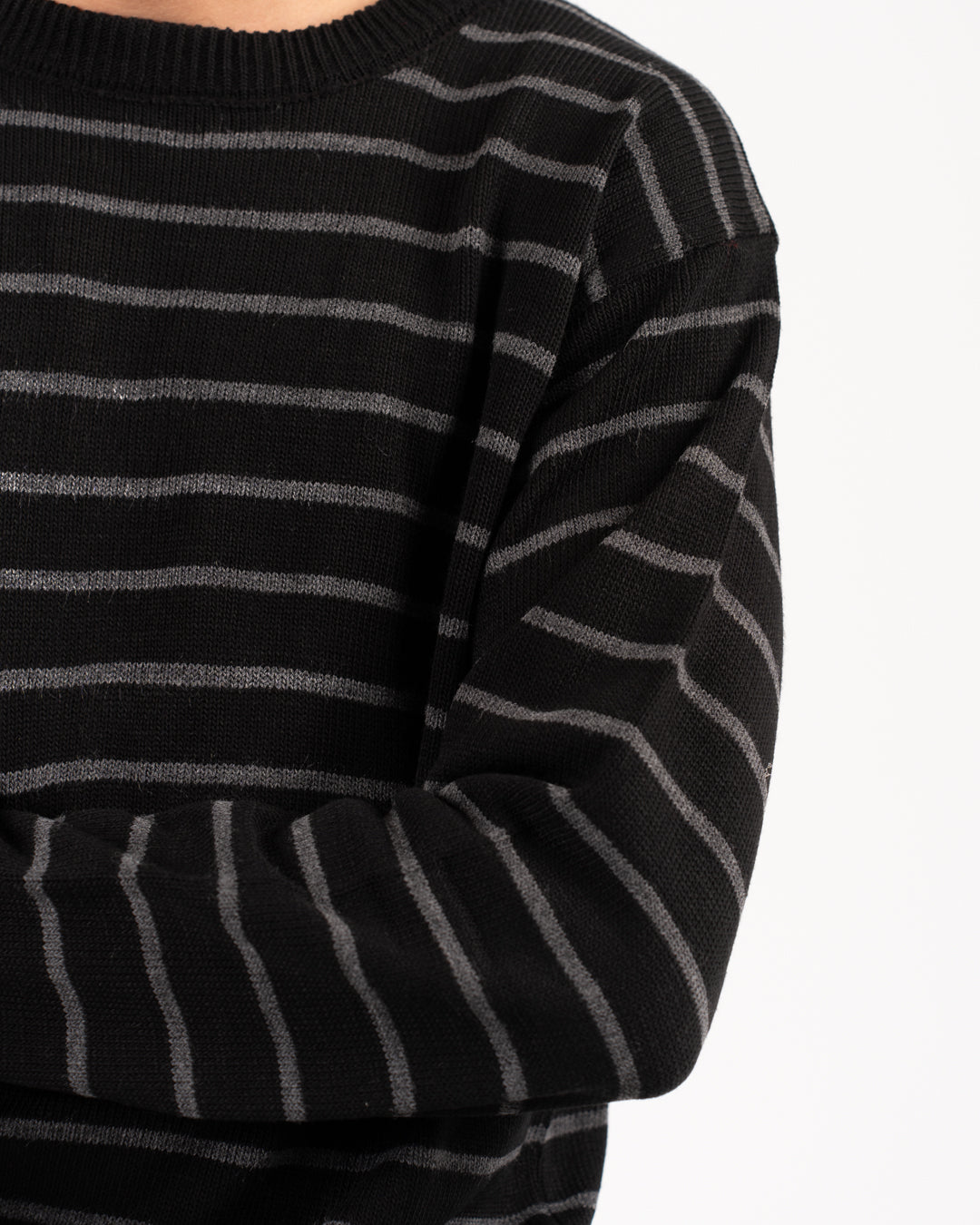 سترة رجالية مخططة برقبة دائرية