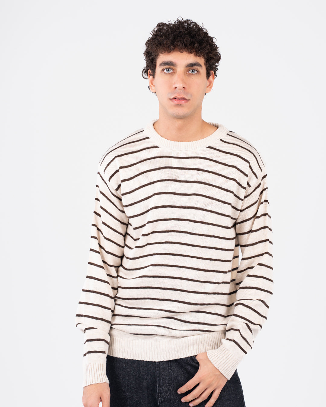 سترة رجالية مخططة برقبة دائرية