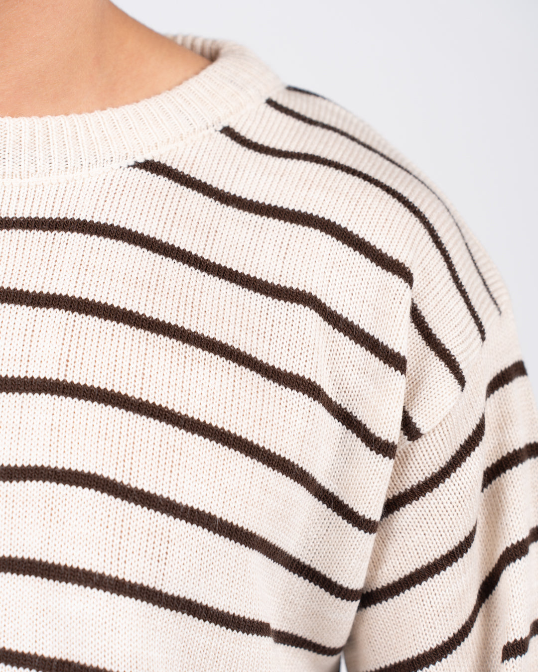 سترة رجالية مخططة برقبة دائرية