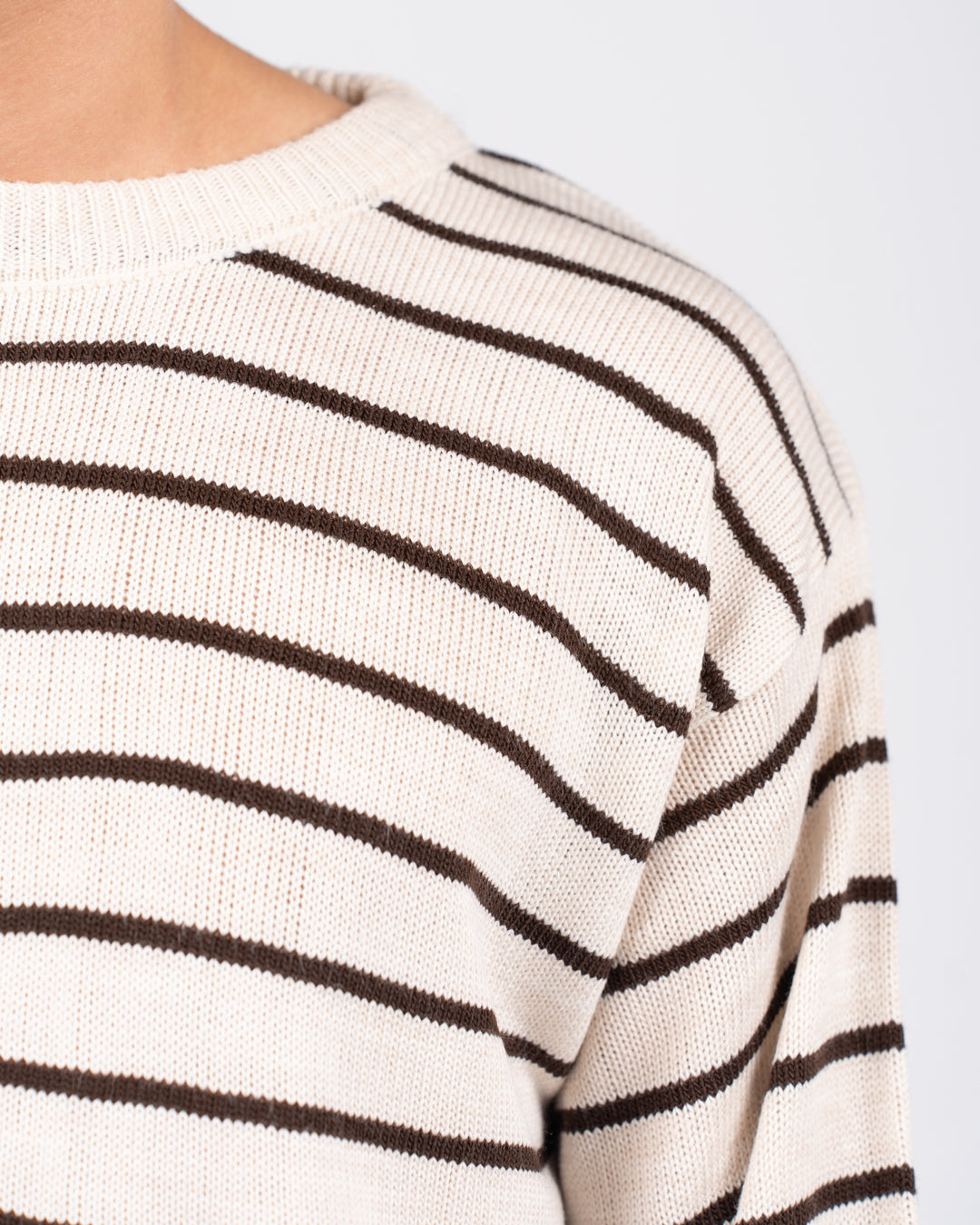 سترة رجالية مخططة برقبة دائرية