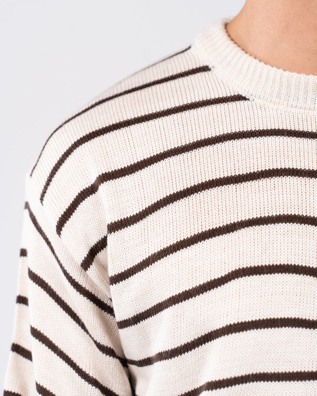 سترة رجالية مخططة برقبة دائرية