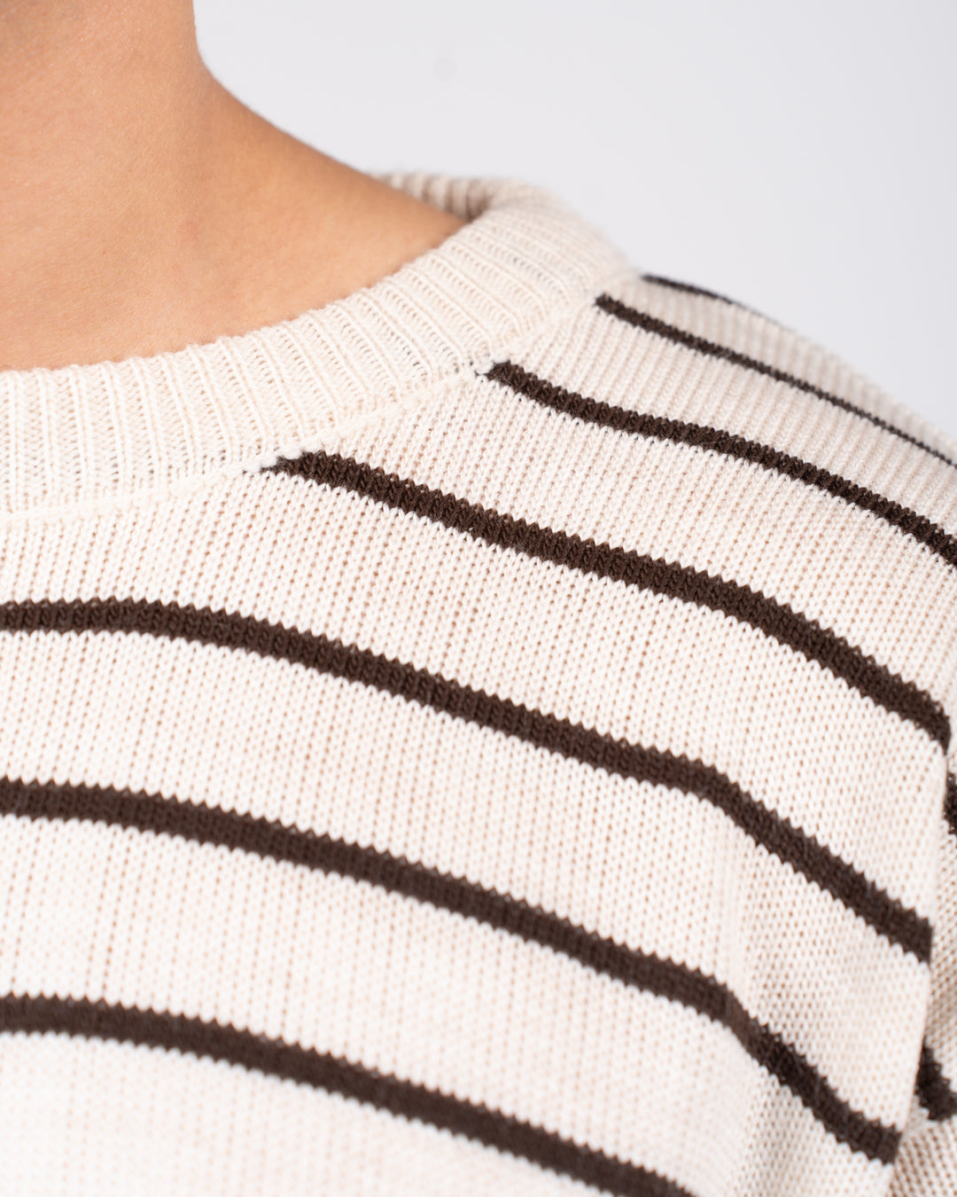 سترة رجالية مخططة برقبة دائرية