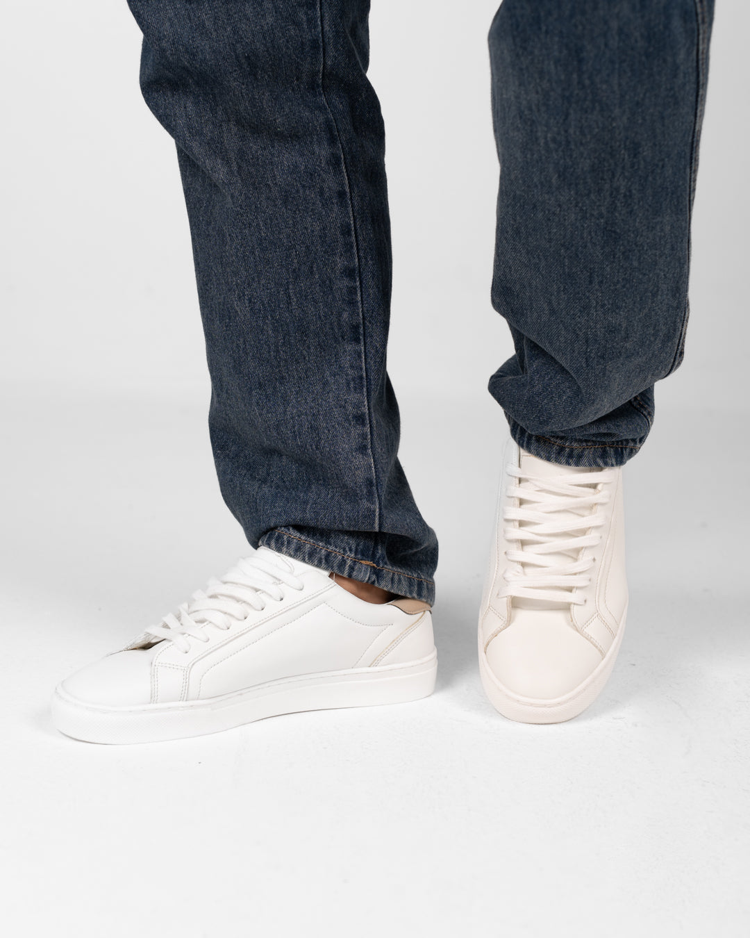 حذاء رياضي أبيض مسطح