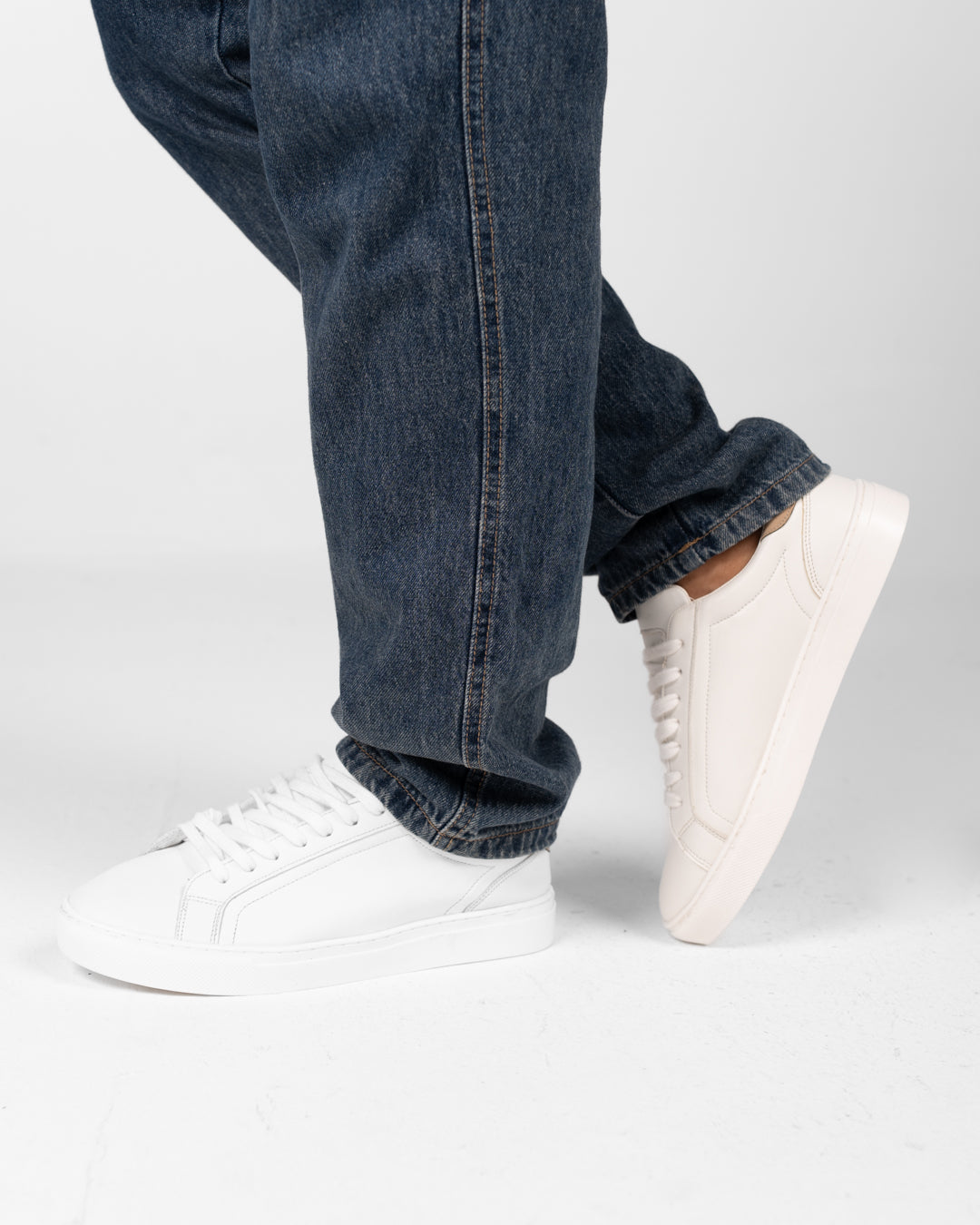 حذاء رياضي أبيض مسطح