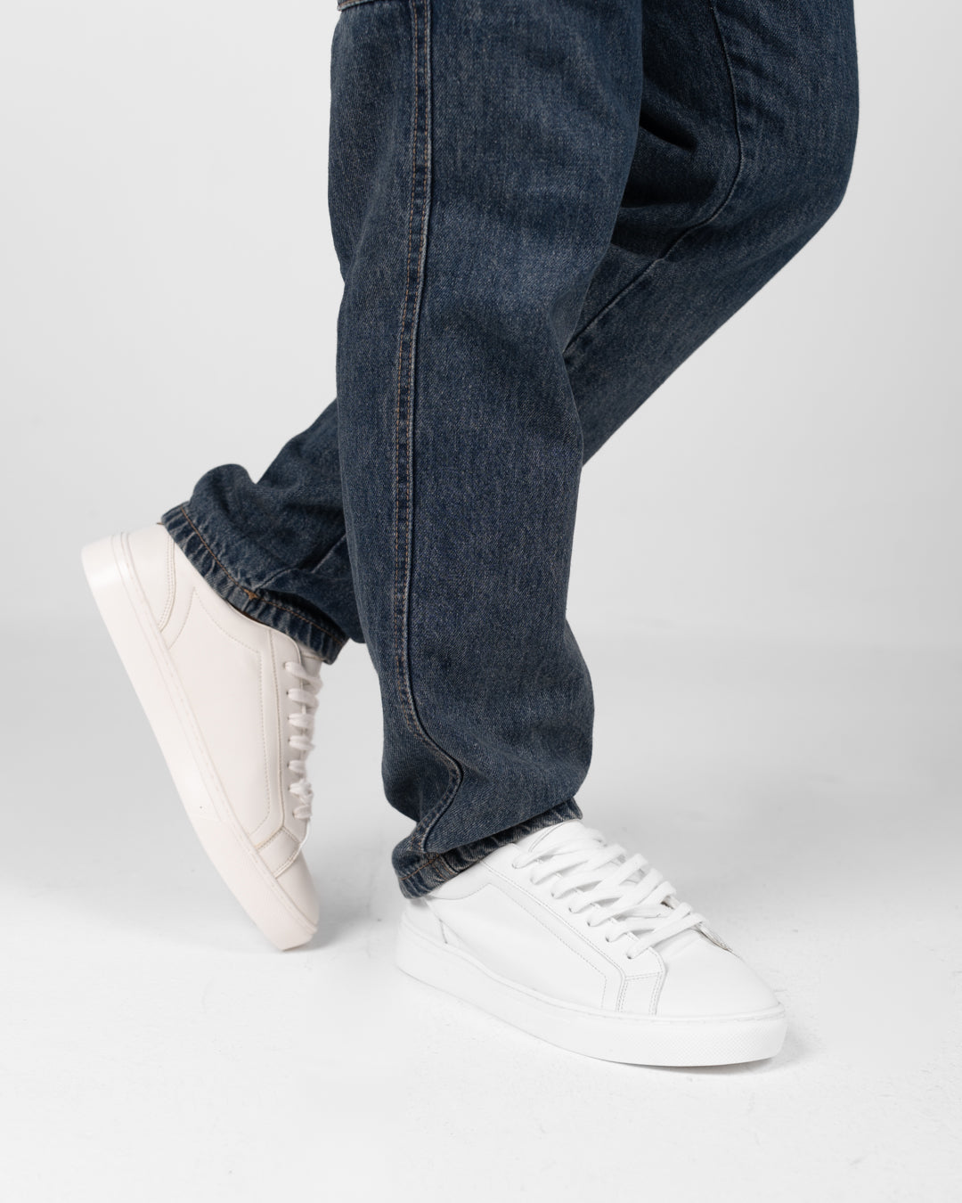 حذاء رياضي أبيض مسطح