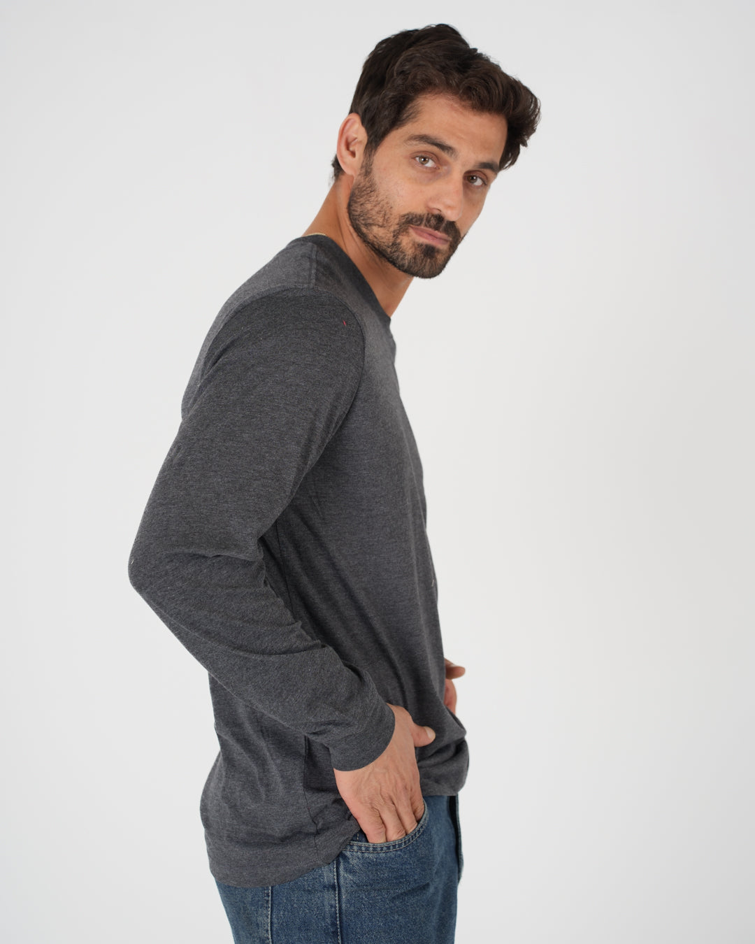 تي شيرت أساسي بأكمام طويلة