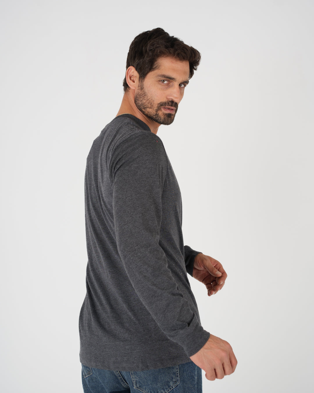 تي شيرت أساسي بأكمام طويلة