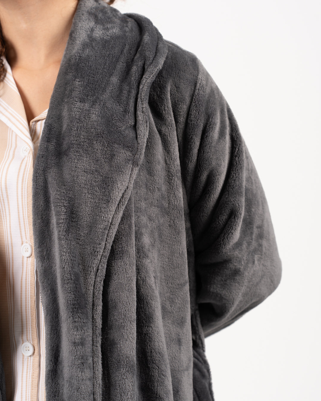 رداء نسائي طويل من الفرو