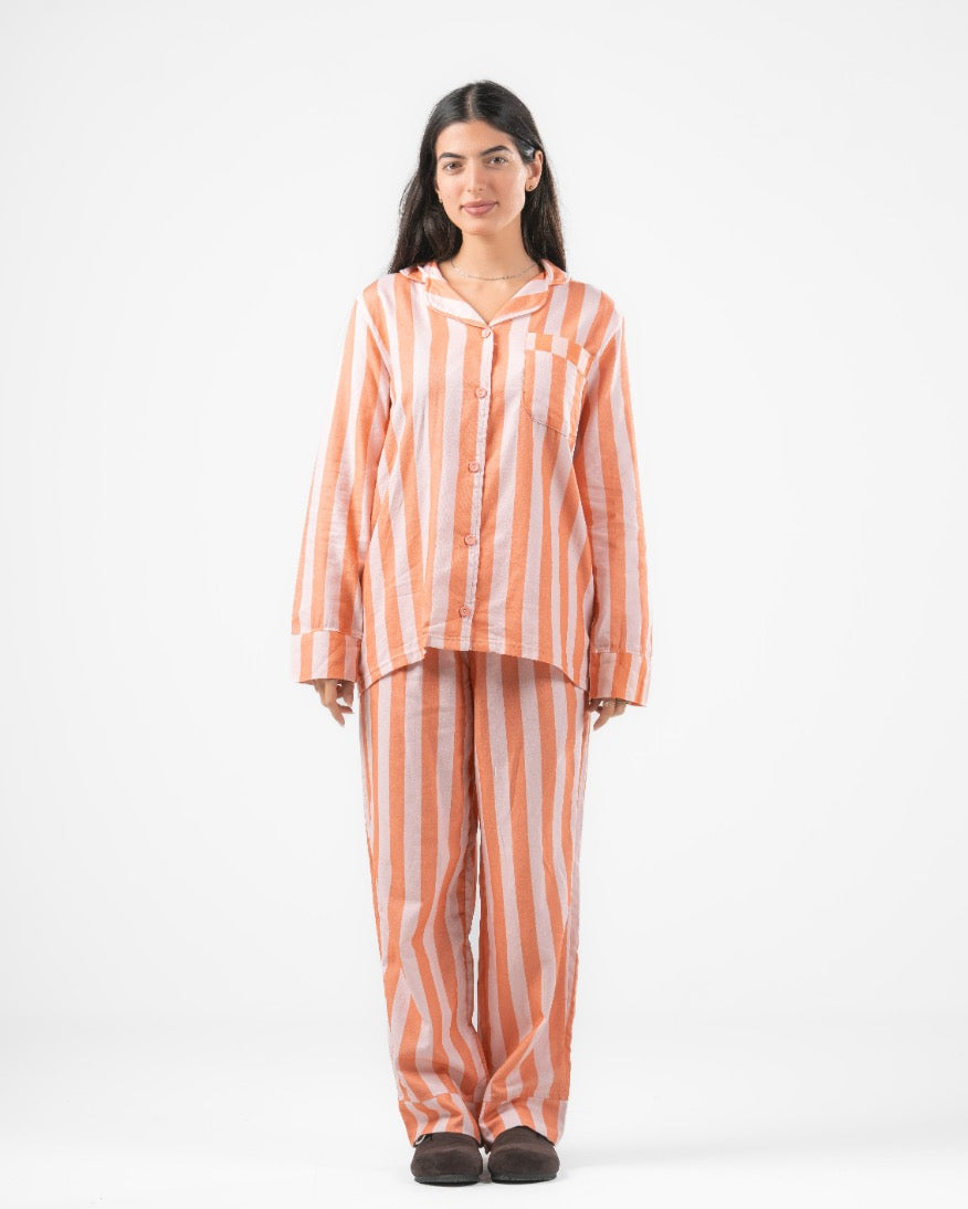 بيجامة نسائي مخططة