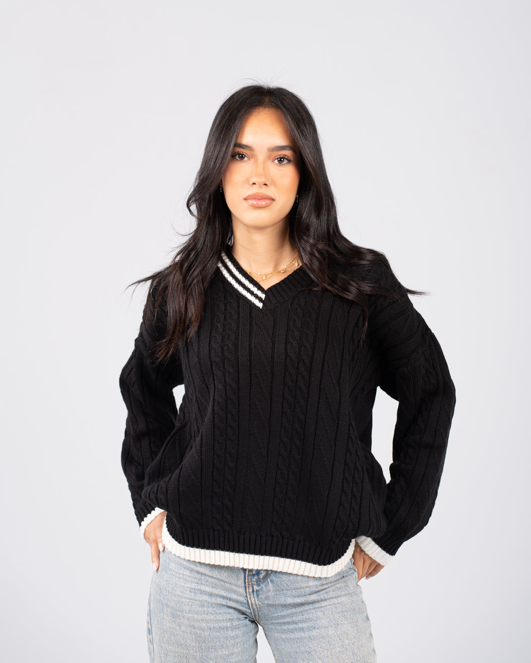 بلوفر برقبة على شكل حرف V