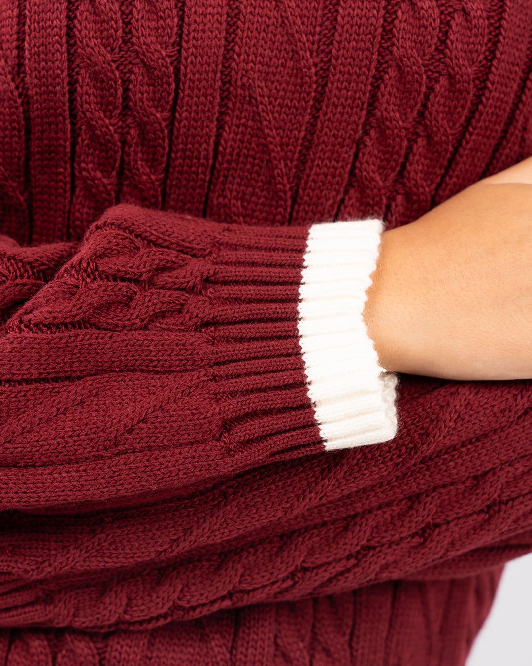 بلوفر برقبة على شكل حرف V