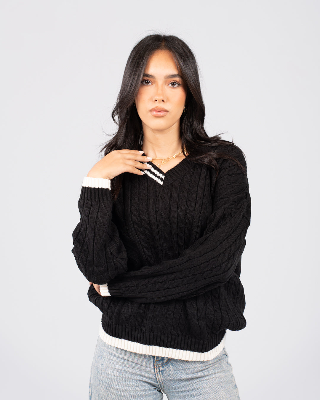 بلوفر برقبة على شكل حرف V