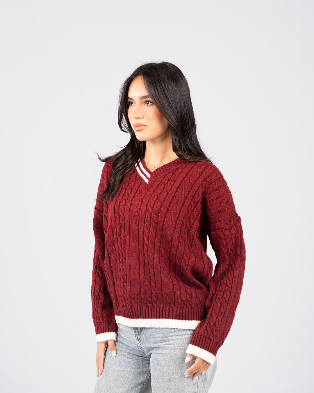 بلوفر برقبة على شكل حرف V