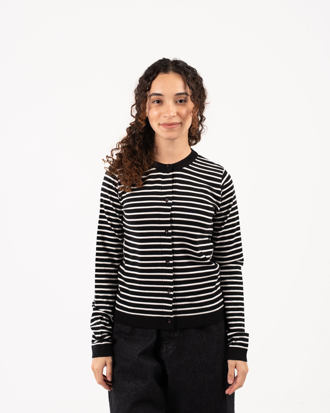 سويت شيرت نسائي مضلع بأزرار وياقة دائرية