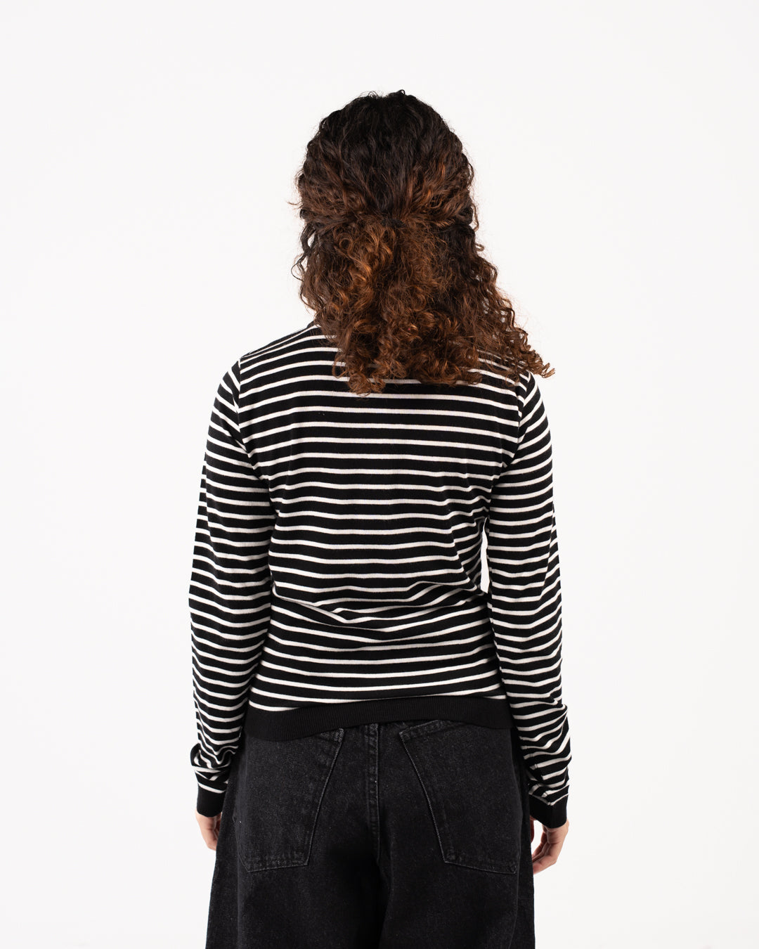 سويت شيرت نسائي مضلع بأزرار وياقة دائرية