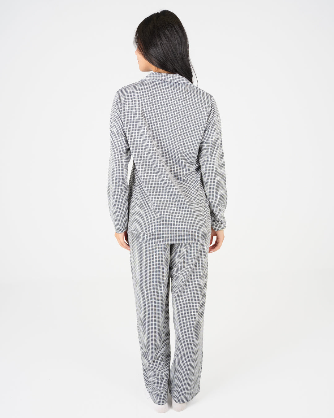 بيجامة نسائية مقلمة