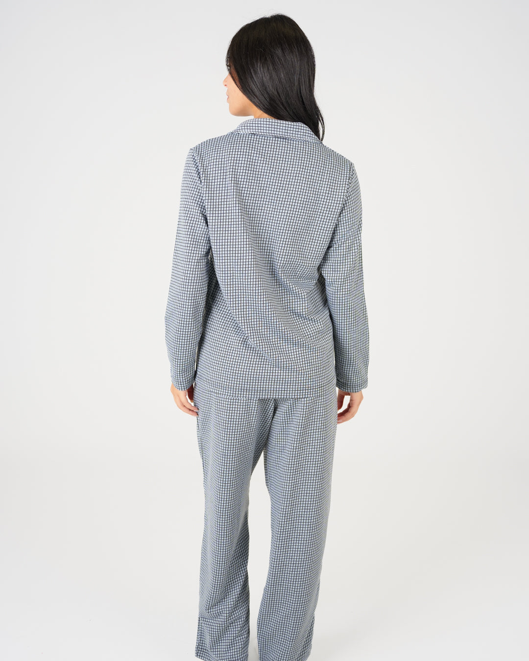 بيجامة نسائية مقلمة